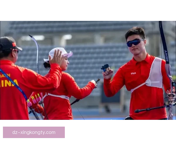 混团铜牌背后心声与期许交织中 混团铜牌背后心声与期许交织中